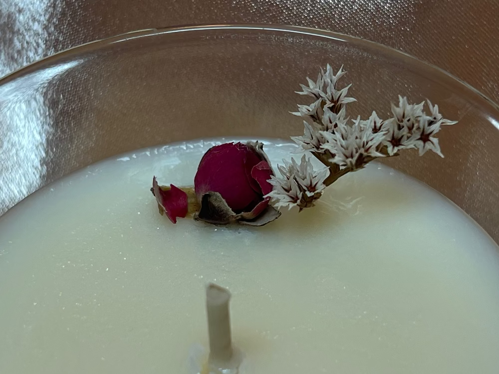 Candela artigianale in cera di soia Rosa e Fresia Lalûs