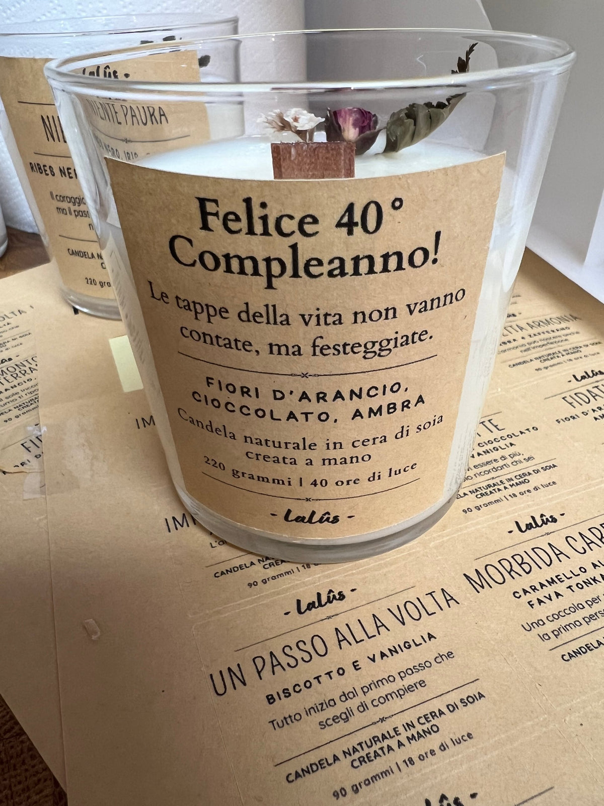 Candela personalizzata LaLûs per un 40° compleanno con frase dedicata, fiori secchi e stoppino in legno