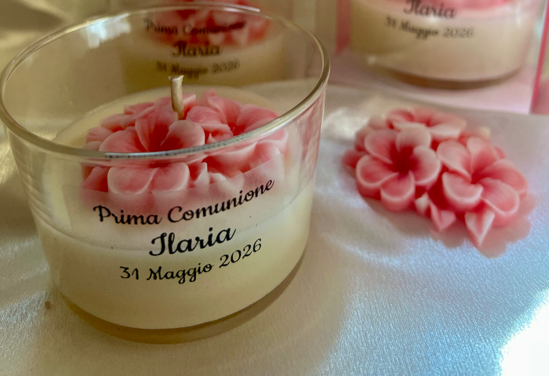 Petali di Luce - Bomboniera candela personalizzata con fiori rosa in cera di soia